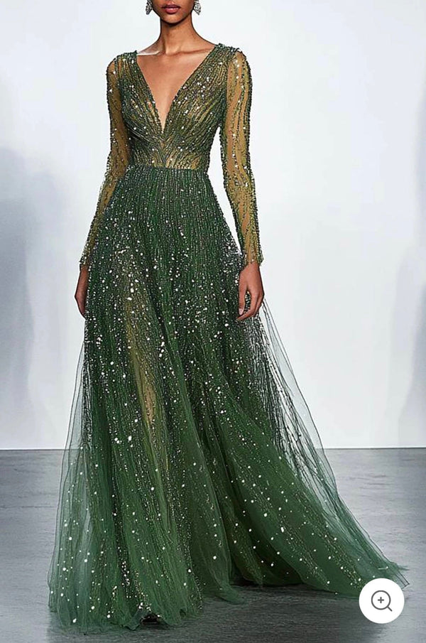 Aitana| Vestido de gala verde oscuro con lentejuelas y mangas largas